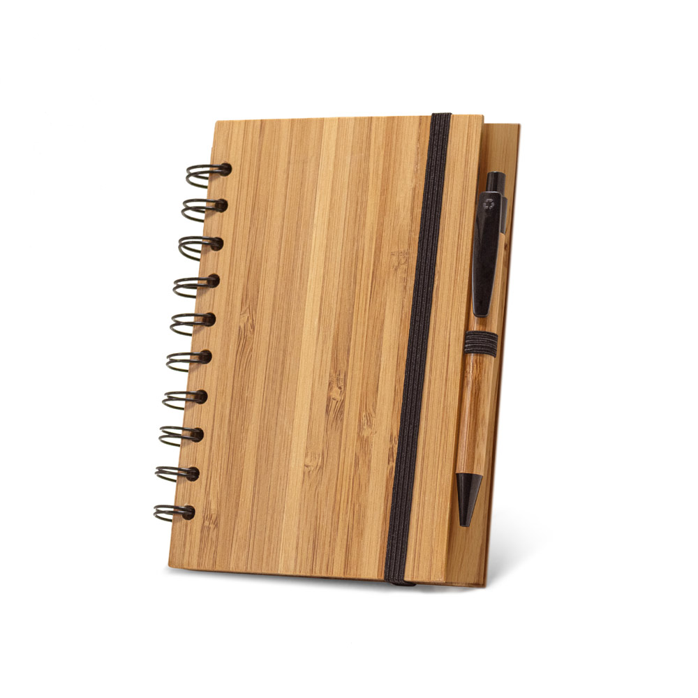 CADERNO A5 ESPIRAL DE CAPA DURA EM BAMBU, COM PÁGINAS PAUTADAS EM PAPEL 100% RECICLADO