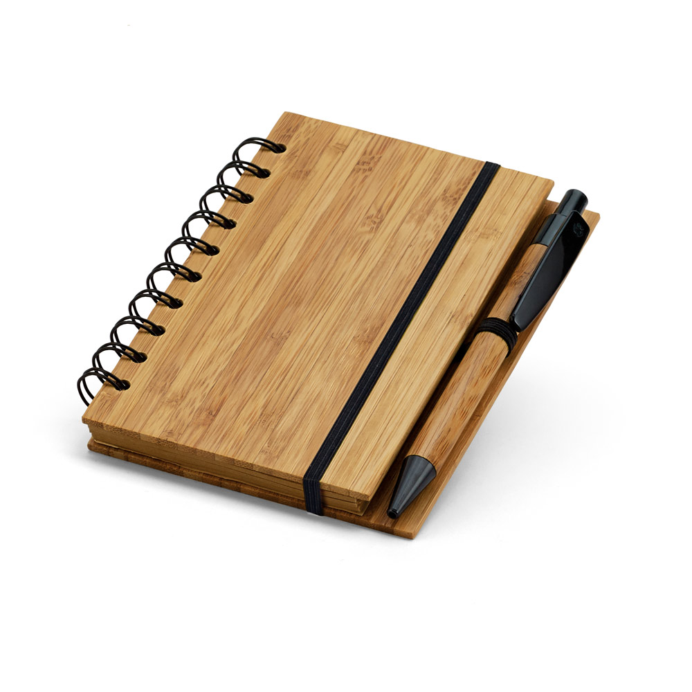 CADERNO A6 ESPIRAL DE CAPA DURA EM BAMBU, COM PÁGINAS PAUTADAS EM PAPEL 100% RECICLADO