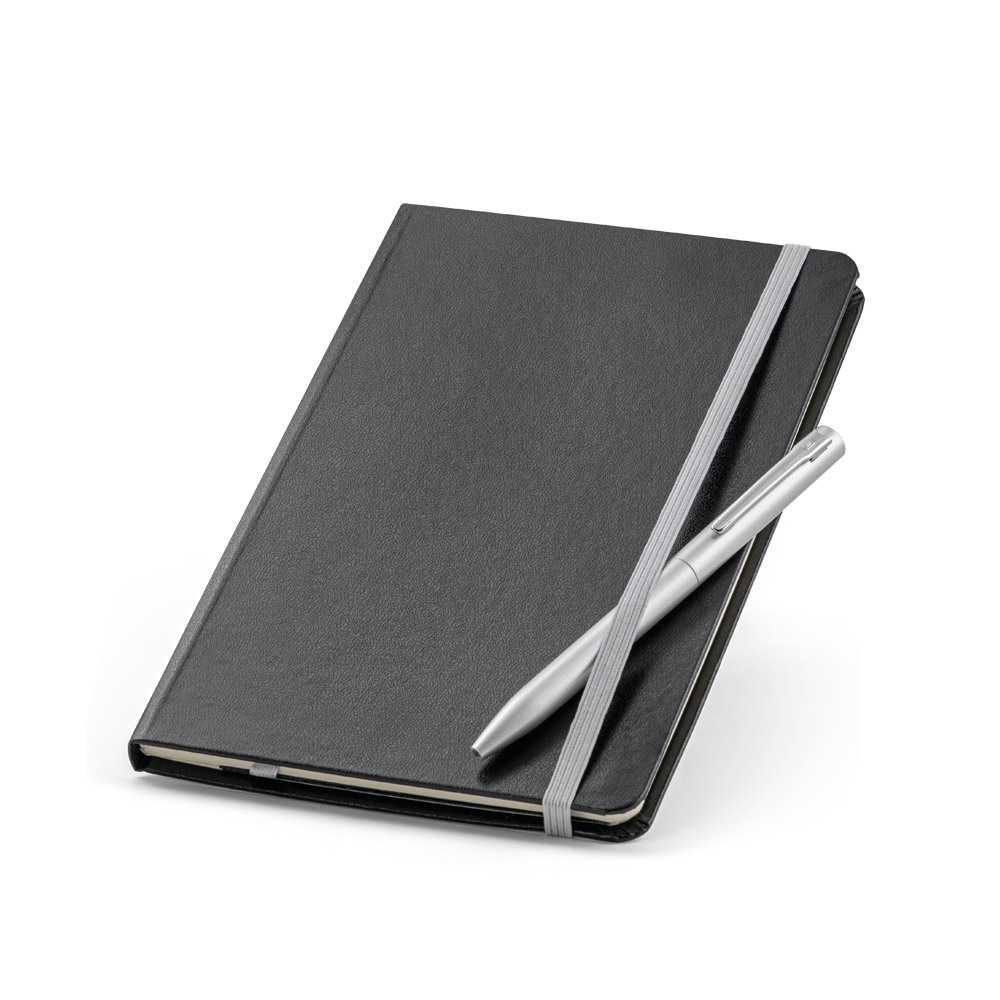 CONJUNTO COMPOSTO POR 1 CADERNO E 1 CANETA ESFEROGRÁFICA. CADERNO A5 COM 160 PÁGINAS PAUTADAS E CANETA ESFEROGRÁFICA COM ESCRITA EM AZUL